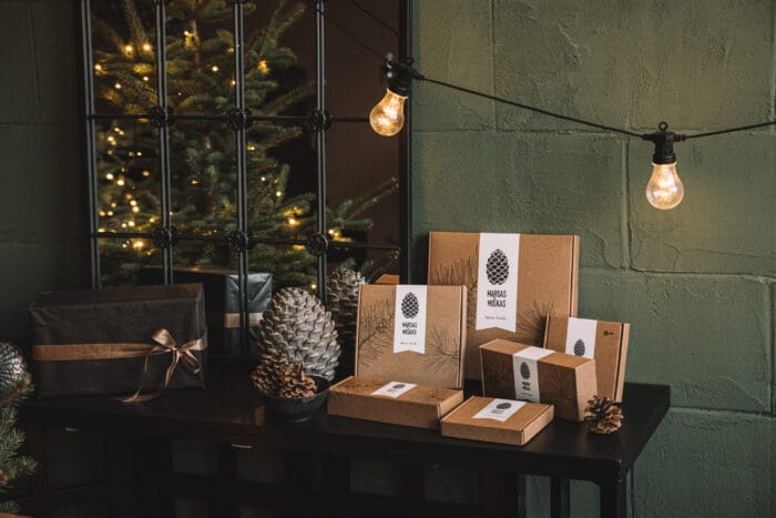 Margas miskas stalo zaidimai ir medines dekoracijos