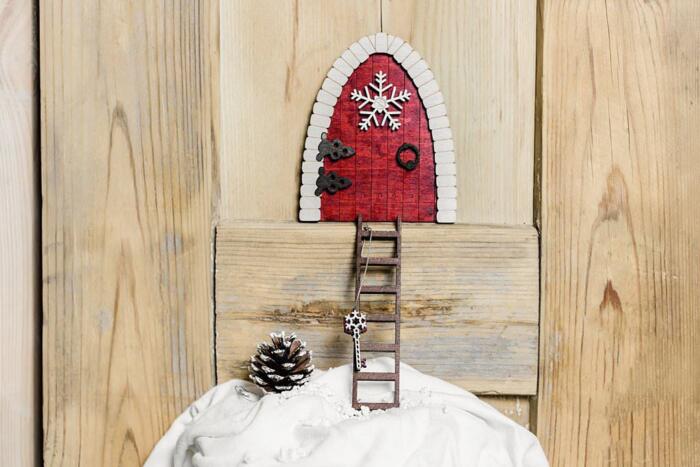 Kalėdinė dekoracija Nykštuko durelės Elf on the shelf. Margas miškas