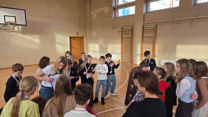 zaidimu-turnyras-mokyklos-aktu-saleje-vaikams